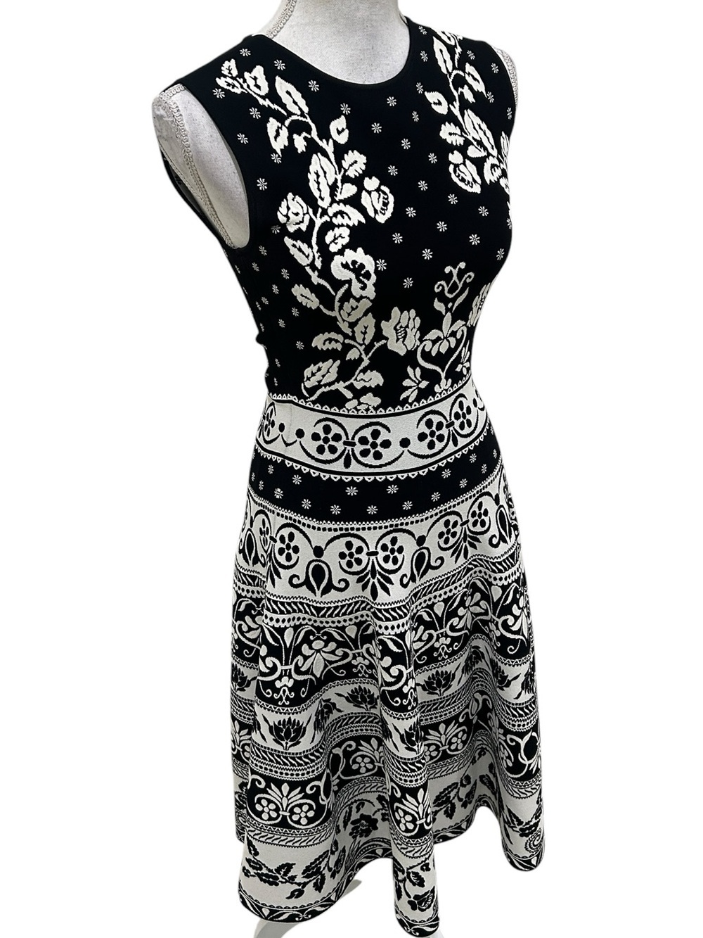 Alexander McQueen Black cream Floral Jacquard sleeveless fit & flare Dress small - Picture 2 of 9
